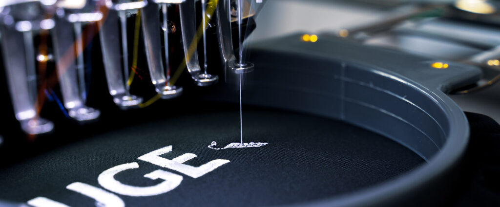 Nahaufnahme von industrieller Nähmaschine / Stickmaschine in  e